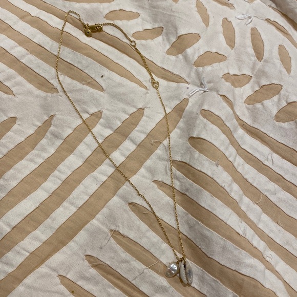 dainty gold chain w pearl and mini shell - Picture 1 of 2